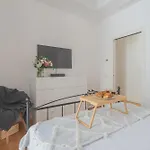 Independence With Balcony Apartment *