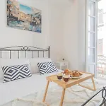 Independence With Balcony Apartment *