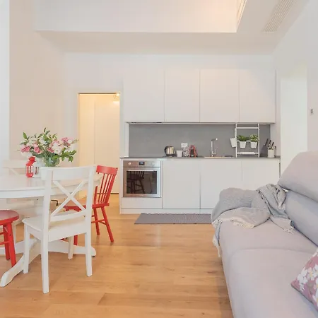 Independence With Balcony By Rent * Côme