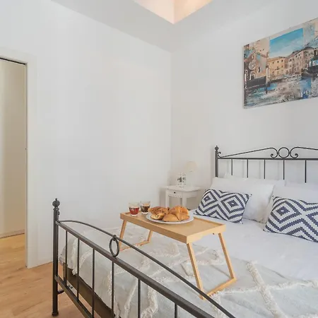 Independence With Balcony By Rent Côme