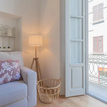 Independence With Balcony By Rent * Côme