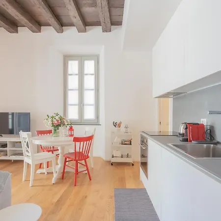 Independence With Balcony By Rent Apartament Como